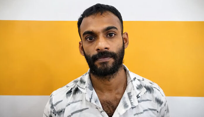 വീട് വളഞ്ഞ പൊലീസിനെ കണ്ട് കഞ്ചാവ് പാക്കറ്റുകള് അടുപ്പിലിട്ട് നശിപ്പിക്കാന് ശ്രമം; കനലില് പുക ഉയര്ന്നതോടെ കഞ്ചാവ് കരിഞ്ഞ രൂക്ഷഗന്ധം; പ്രതി പിടിയില് വീട് വളഞ്ഞ പൊലീസിനെ കണ്ട് കഞ്ചാവ് പാക്കറ്റുകള് അടുപ്പിലിട്ട് നശിപ്പിക്കാന് ശ്രമം; കനലില് പുക ഉയര്ന്നതോടെ കഞ്ചാവ് കരിഞ്ഞ രൂക്ഷഗന്ധം; പ്രതി പിടിയില്