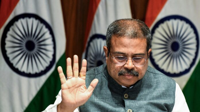 പാറ്റകളോട് മുട്ടുമടക്കി കേന്ദ്രം; വിദ്യാഭ്യാ സമന്ത്രി ധർമേന്ദ്ര പ്രധൻ രാജിവെച്ചു പാറ്റകളോട് മുട്ടുമടക്കി കേന്ദ്രം; വിദ്യാഭ്യാ സമന്ത്രി ധർമേന്ദ്ര പ്രധൻ രാജിവെച്ചു