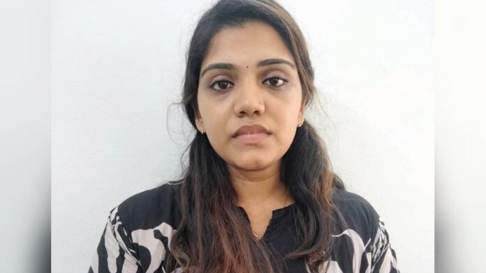 MDMA വിൽപ്പനയ്ക്ക് ഉപയോഗപ്പെടുത്തിയത് ടീച്ചർമാരുടെ അക്കൗണ്ട്, എത്തിയത് ലക്ഷങ്ങൾ; അറസ്റ്റ് MDMA വിൽപ്പനയ്ക്ക് ഉപയോഗപ്പെടുത്തിയത് ടീച്ചർമാരുടെ അക്കൗണ്ട്, എത്തിയത് ലക്ഷങ്ങൾ; അറസ്റ്റ്