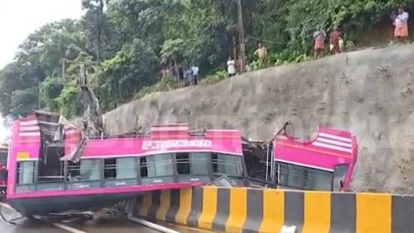 കുറ്റിപ്പുറത്ത് ബസ് തലകീഴായി മറിഞ്ഞ് അപകടം: ഒരാൾ മരിച്ചു, മൂന്നുപേരുടെ നില ഗുരുതരം കുറ്റിപ്പുറത്ത് ബസ് തലകീഴായി മറിഞ്ഞ് അപകടം: ഒരാൾ മരിച്ചു, മൂന്നുപേരുടെ നില ഗുരുതരം