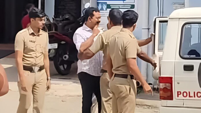 ‘ബന്ധുക്കളെ ഇറക്കിക്കൊണ്ടുപോകണം’; സ്റ്റേഷനിൽ ഇൻസ്പെക്ടറുടെ പരാക്രമം, സെല്ലിന് മുന്നിൽകിടന്നും ഭീഷണി ‘ബന്ധുക്കളെ ഇറക്കിക്കൊണ്ടുപോകണം’; സ്റ്റേഷനിൽ ഇൻസ്പെക്ടറുടെ പരാക്രമം, സെല്ലിന് മുന്നിൽകിടന്നും ഭീഷണി