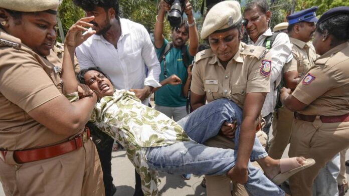 ‘നിങ്ങളുടെ പെൺമക്കളുടെ വസ്ത്രം ഇങ്ങനെ വലിച്ചുകീറുമോ?’പോലീസ് അതിക്രമത്തിനെതിരേ അഖിലേഷ് യാദവ് ‘നിങ്ങളുടെ പെൺമക്കളുടെ വസ്ത്രം ഇങ്ങനെ വലിച്ചുകീറുമോ?’പോലീസ് അതിക്രമത്തിനെതിരേ അഖിലേഷ് യാദവ്