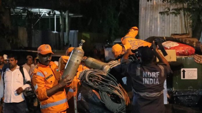 സിക്കിമിൽ തുരങ്കത്തിൽ മണ്ണിടിച്ചിൽ: എട്ടുപേർ മരിച്ചു, കോട്ടയം സ്വദേശിയെ അടക്കം കാണാതായി സിക്കിമിൽ തുരങ്കത്തിൽ മണ്ണിടിച്ചിൽ: എട്ടുപേർ മരിച്ചു, കോട്ടയം സ്വദേശിയെ അടക്കം കാണാതായി