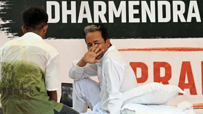 ‘പാറ്റകളുടെ’ സമരം 16 ദിവസം പിന്നിട്ടു; കേന്ദ്രത്തിന് കുലുക്കമില്ല; വാങ്ചുക്കിന്റെ ശരീരഭാരം കുറഞ്ഞു ‘പാറ്റകളുടെ’ സമരം 16 ദിവസം പിന്നിട്ടു; കേന്ദ്രത്തിന് കുലുക്കമില്ല; വാങ്ചുക്കിന്റെ ശരീരഭാരം കുറഞ്ഞു