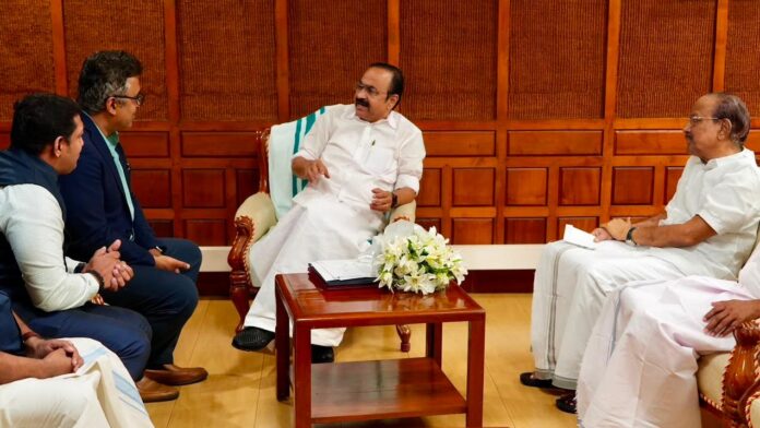 ടാറ്റയുടെ പ്രതിനിധികൾ എന്നെയും മുഖ്യമന്ത്രിയെയും കണ്ടിരുന്നു; ചിത്രം പുറത്തുവിട്ട് കുഞ്ഞാലിക്കുട്ടി ടാറ്റയുടെ പ്രതിനിധികൾ എന്നെയും മുഖ്യമന്ത്രിയെയും കണ്ടിരുന്നു; ചിത്രം പുറത്തുവിട്ട് കുഞ്ഞാലിക്കുട്ടി